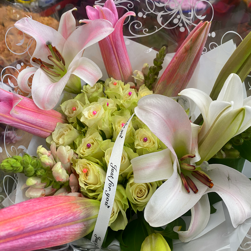 Cosy Lilies - White Roses, Pink Orientals and Snap Dragon Full Bouquet (20+ stems) - Fresh mixed flowers from Dias Florist Johannesburg