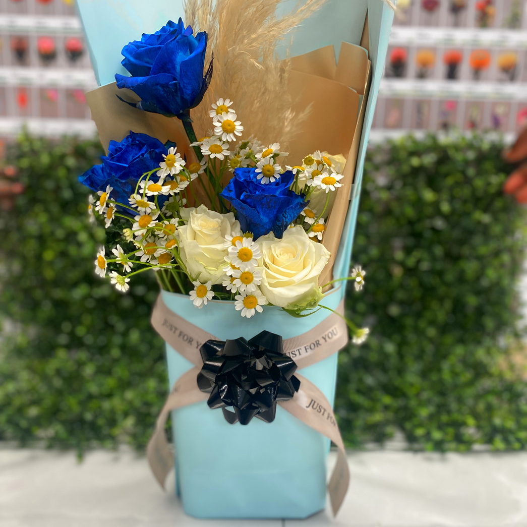 Daisy Blush - Blue and White Roses, Daisies, and a touch of Palm - 5 Stems+ - Fresh mixed flowers from Dias Florist Johannesburg